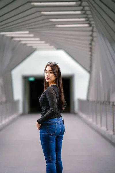 Retrato Uma Jovem Chinesa Asiática Posando — Fotografia de Stock