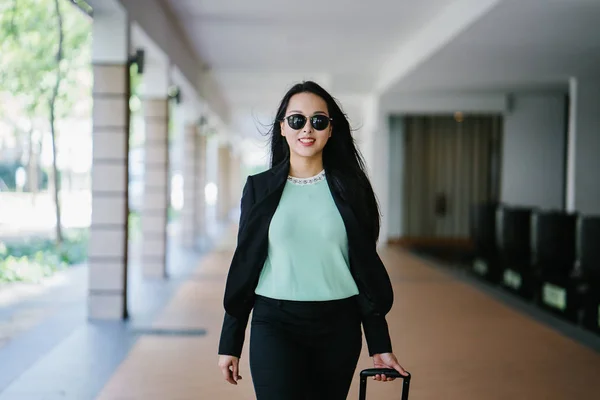 Una Joven Asiática Está Sacando Maleta Equipaje Ella Atractiva Elegante — Foto de Stock