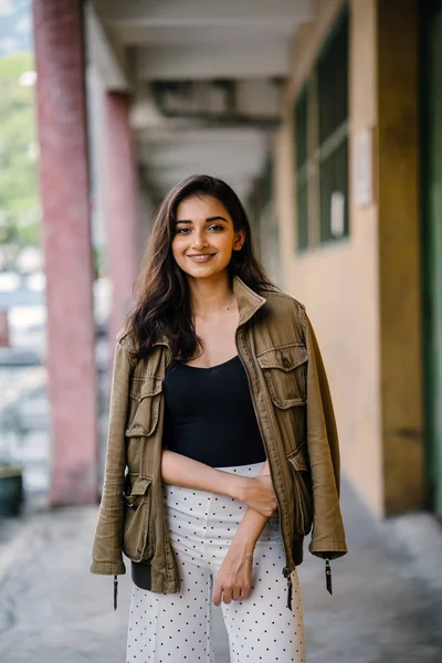 Gün boyunca bir geçit Asya'da bir şehirde yürürken bir uzun boylu, güzel, ince ve zarif Hint Asyalı kadın portresi. O zarif giyindi ve bir ceket omuzları üzerinde bol dökümlü vardır.