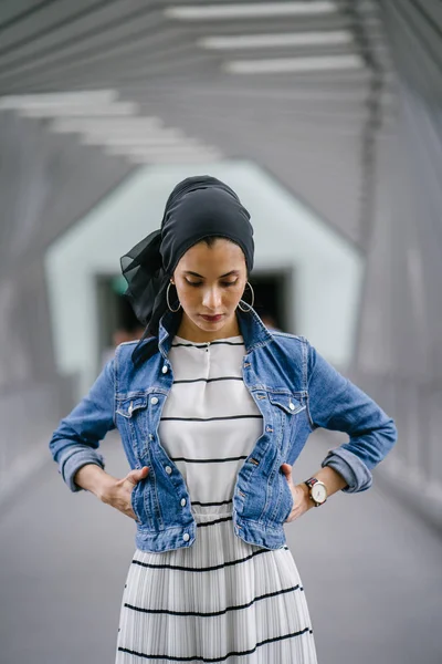 Jovem Elegante Atraente Mulher Muçulmana Malaia Vestindo Vestido Jaqueta Jeans — Fotografia de Stock