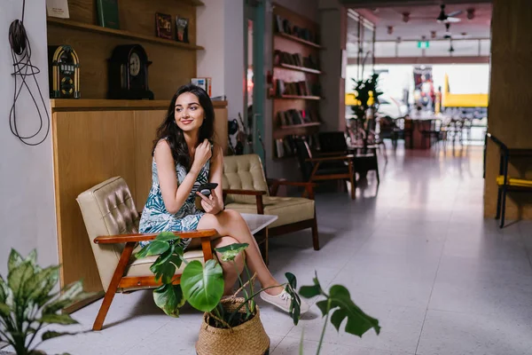 Una Joven Hermosa Mujer Asiática India Sienta Una Silla Interior — Foto de Stock