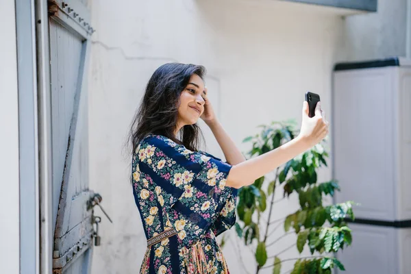 Portrét Mladé Asijské Indiánka Krásné Šaty Usmál Jak Bere Selfie — Stock fotografie