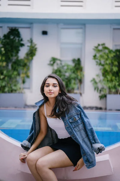 Retrato Uma Mulher Asiática Indiana Bonita Jovem Atraente Top Branco — Fotografia de Stock