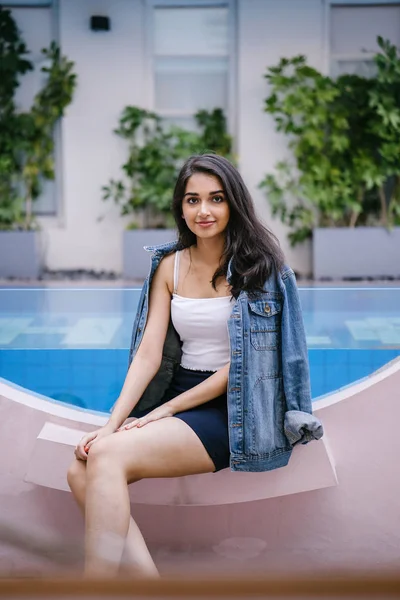 Retrato Uma Mulher Asiática Indiana Bonita Jovem Atraente Top Branco — Fotografia de Stock