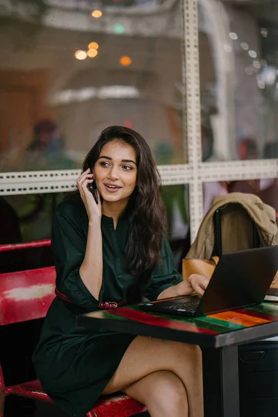 Joven Mujer India Singpaorea Revisando Teléfono Inteligente Mientras Toma Descanso — Foto de Stock