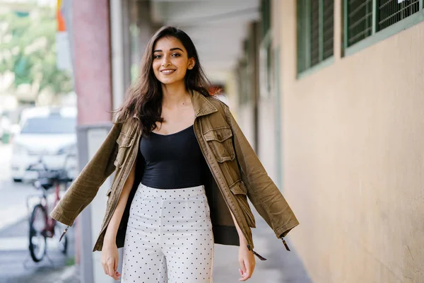 Gün boyunca bir geçit Asya'da bir şehirde yürürken bir uzun boylu, güzel, ince ve zarif Hint Asyalı kadın portresi. O zarif giyindi ve bir ceket omuzları üzerinde bol dökümlü vardır.