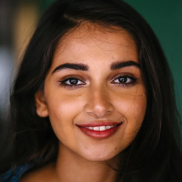 Porträtt Ung Och Eleganta Indiska Asiatisk Kvinna Staden Dagen Hon — Stockfoto