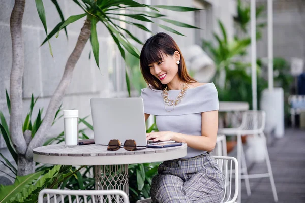 Portrait Attractive Confident Successful Chinese Asian Woman Using Modern Laptop — Stock Photo, Image