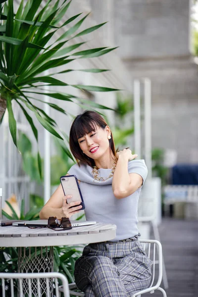 Portrait Attractive Confident Successful Chinese Asian Woman She Holding Her — Stock Photo, Image