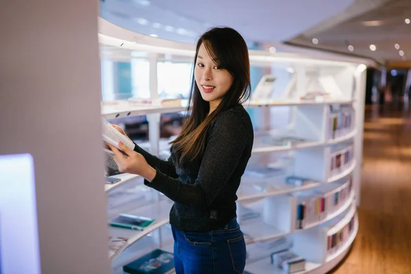 Sebuah Potret Seorang Wanita Cina Asia Browsing Dan Membaca Buku — Stok Foto