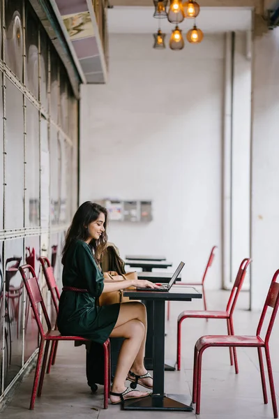 genç üniversite öğrencisi (Hint Asyalı kadın) eğitim ve gün boyunca dizüstü bilgisayar bir masa başında çalışma
