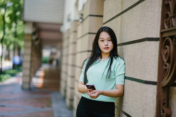 Retrato Una Joven Hermosa Mujer China Asiática Sosteniendo Teléfono Inteligente —  Fotos de Stock