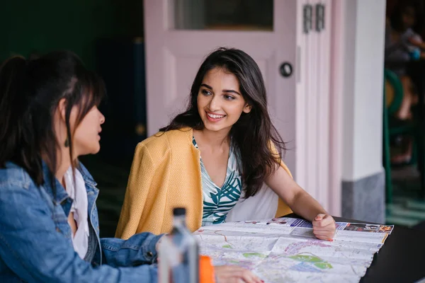 Hermosa Joven India Mujer Asiática Tiene Una Reunión Con Colega —  Fotos de Stock