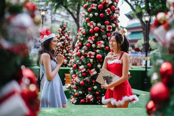 Deux Jeunes Filles Asiatiques Échangent Des Cadeaux Entre Elles Sous — Photo