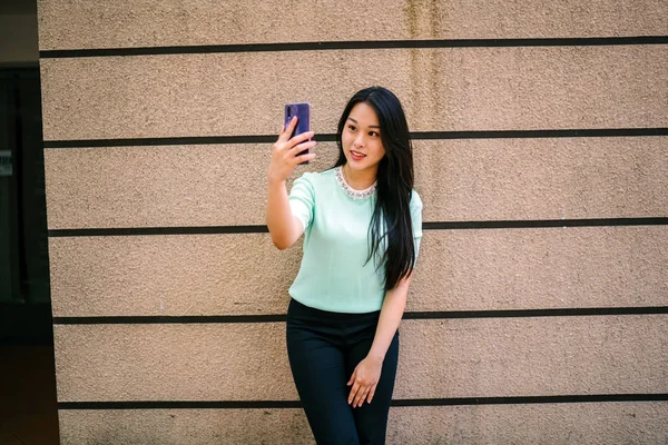 Πορτρέτο Μιας Νεαρής Και Όμορφης Ασιάτισσας Γυναίκας Που Κρατάει Smartphone — Φωτογραφία Αρχείου