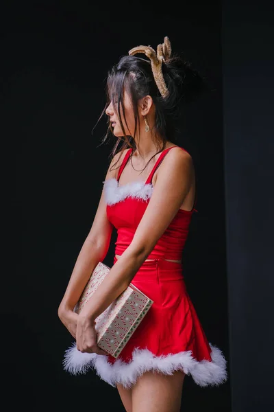 Portrét Mladé Krásné Čínské Asijské Ženy Červeném Obleku Santariny Usmívá — Stock fotografie