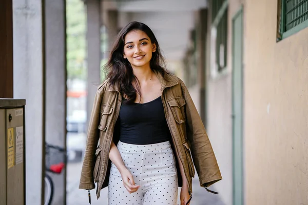 Gün boyunca bir geçit Asya'da bir şehirde yürürken bir uzun boylu, güzel, ince ve zarif Hint Asyalı kadın portresi. O zarif giyindi ve bir ceket omuzları üzerinde bol dökümlü vardır.