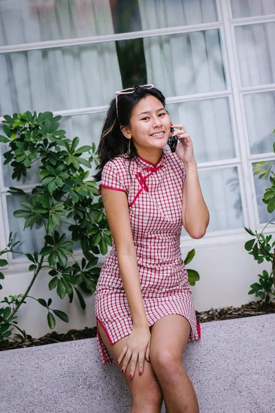 Una Chica Asiática Moda Hermosa Joven Habla Teléfono Inteligente Ella —  Fotos de Stock