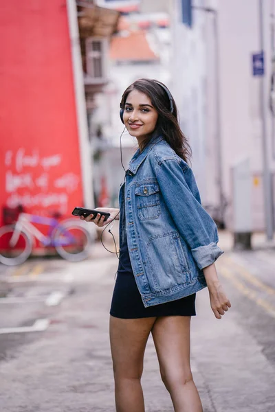 Retrato Una Joven Atractiva Mujer Asiática India Con Chaqueta Mezclilla —  Fotos de Stock