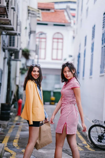 Dos Amigos Cercanos Caminando Juntos Por Callejón Ambos Llevan Ropa —  Fotos de Stock