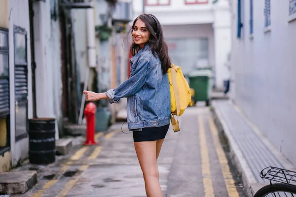 Retrato Una Joven Atractiva Mujer Asiática India Con Chaqueta Mezclilla —  Fotos de Stock