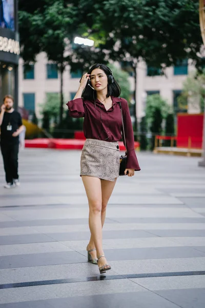 Bela Mulher Coreana Uma Blusa Elegante Shorts Dançando Enquanto Ela — Fotografia de Stock