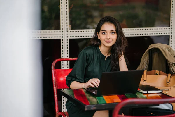 Giovane Studente Universitario Donna Asiatica Indiana Sta Studiando Lavorando Sul — Foto Stock