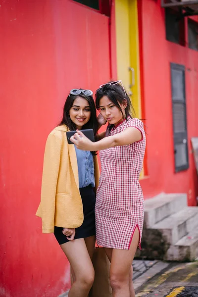 Fiatal Ázsiai Lány Pár Részt Selfie Együtt Egy Sikátorban Nap — Stock Fotó