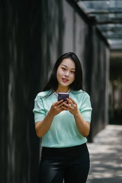 Retrato Una Joven Hermosa Mujer China Asiática Sosteniendo Teléfono Inteligente —  Fotos de Stock