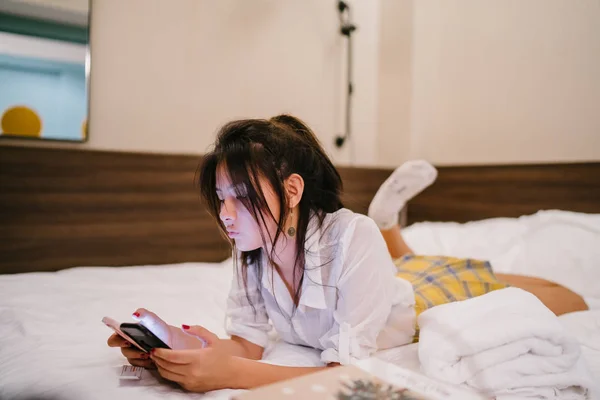 Jong Aziatisch Meisje Liggend Hotel Bed — Stockfoto