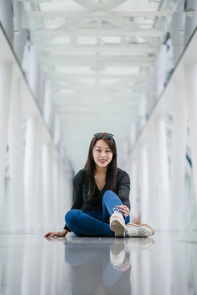 Retrato Uma Jovem Chinesa Asiática Posando — Fotografia de Stock