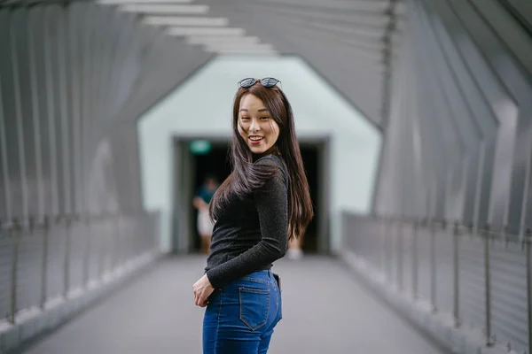 Retrato Uma Jovem Chinesa Asiática Posando — Fotografia de Stock