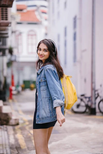 Retrato Una Joven Atractiva Mujer Asiática India Con Chaqueta Mezclilla —  Fotos de Stock