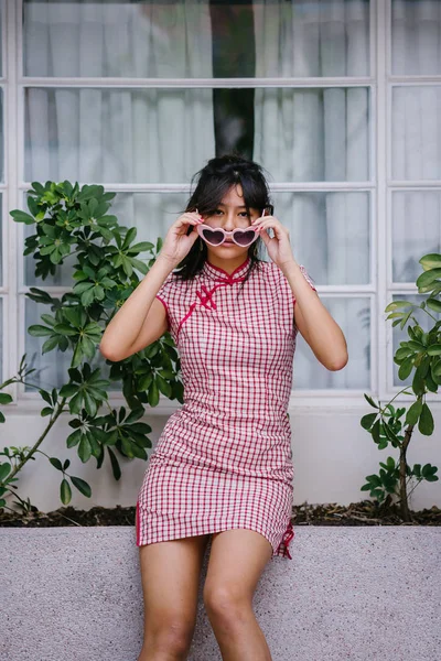 Joven Atractivo Chino Asiático Chica Tradicional Chino Cheongsam Vestido —  Fotos de Stock