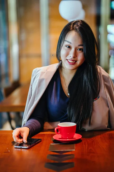Retrato Uma Jovem Atraente Elegante Bonita Mulher Asiática Sentada Livre — Fotografia de Stock