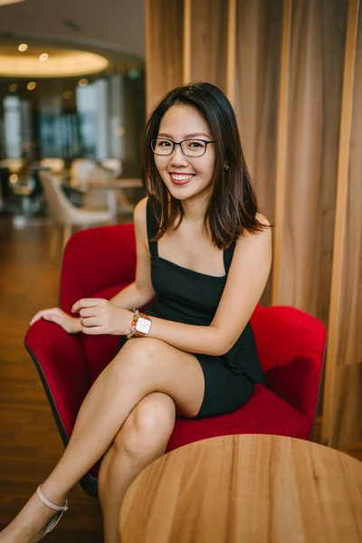 Üzleti Portré Egy Fiatal Elegáns Csinos Professzionális Kinézetű Ázsiai Kínai — Stock Fotó