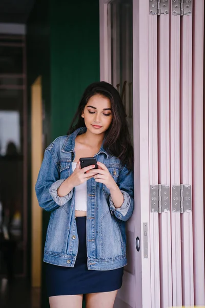 Retrato Una Hermosa Alta Elegante Joven Mujer India Asiática Enviando —  Fotos de Stock