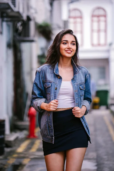 Tall Ung Och Eleganta Indiska Asiatisk Kvinna Promenader Gränd Staden — Stockfoto