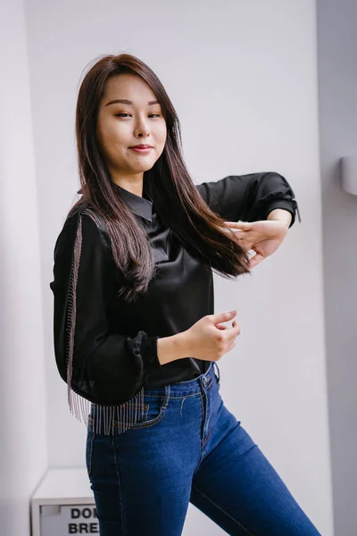 Retrato Uma Jovem Chinesa Asiática Posando — Fotografia de Stock