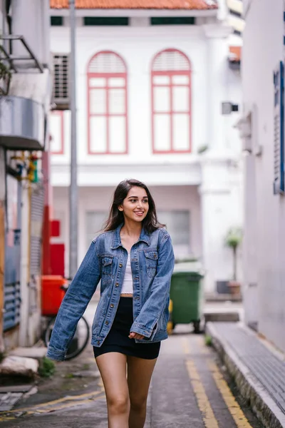 Alta Jovem Elegante Mulher Indiana Asiática Andando Por Beco Cidade — Fotografia de Stock