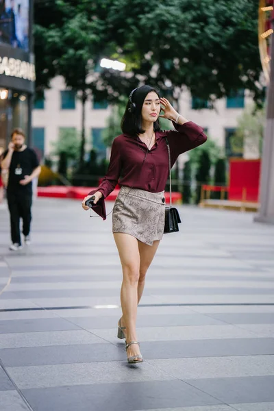 Красиві Корейські Жінка Елегантному Блузку Шорти Танцює Вона Прогулянки Вулиці — стокове фото