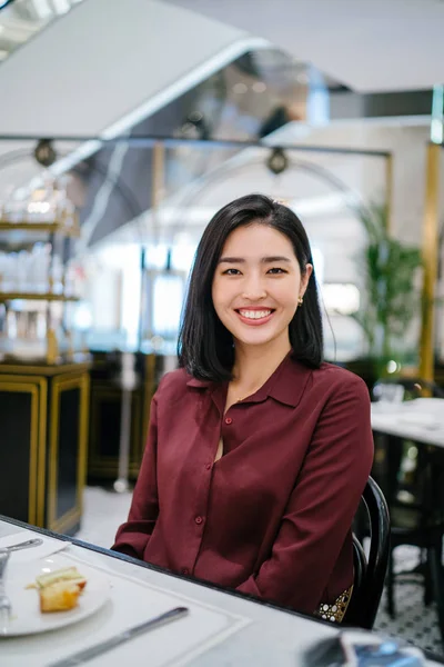 Retrato Una Hermosa Elegante Joven Coreana Asiática Sentada Elegante Café — Foto de Stock