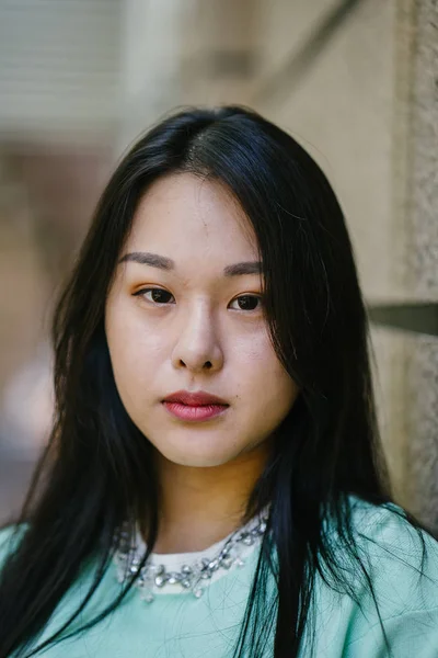 Portret Młodej Seksownej Czarującej Azjatki Ciągu Dnia Nosi Miętowy Zielony — Zdjęcie stockowe