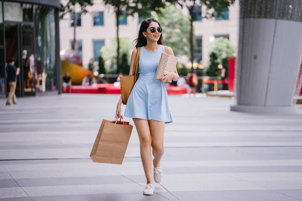 Jovem Elegante Feliz Jovem Indiana Mulher Asiática Vestido Azul Andando — Fotografia de Stock
