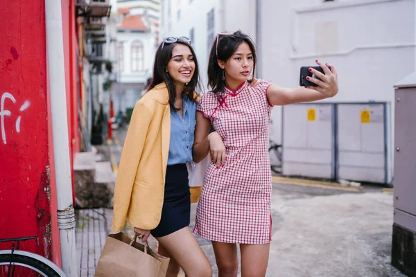 Dvojice Mladých Asijských Dívek Selfie Společně Uličce Během Dne Jsou — Stock fotografie