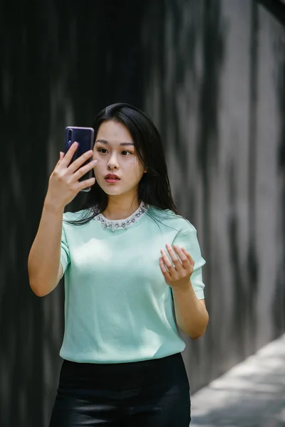 Retrato Una Joven Hermosa Mujer China Asiática Sosteniendo Teléfono Inteligente —  Fotos de Stock