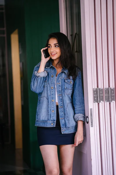 Retrato Una Hermosa Alta Elegante Joven Mujer India Asiática Hablando —  Fotos de Stock