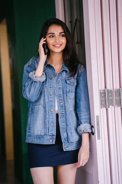 Portret Van Een Mooie Lange Elegante Jonge Indiase Aziatische Vrouw — Stockfoto