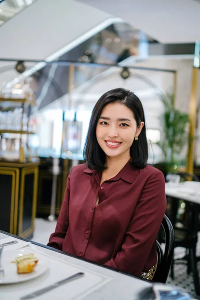klas bir kapalı Kafe oturan bir güzel ve zarif genç Kore Asya kadın portresi