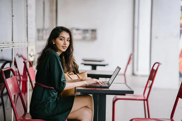 Giovane Studente Universitario Donna Asiatica Indiana Sta Studiando Lavorando Sul — Foto Stock